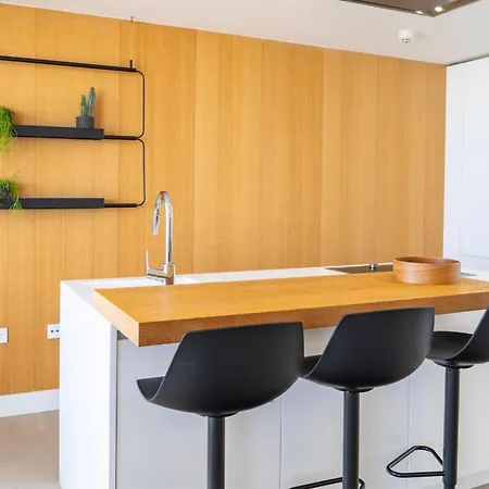 Modern 3-bedroom Luxury With Panoramic Sea Views The Edge, شقة *