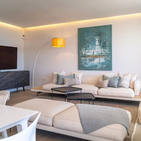 Modern 3-bedroom Luxury With Panoramic Sea Views The Edge, شقة