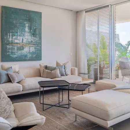 Modern 3-bedroom Luxury With Panoramic Sea Views The Edge, شقة