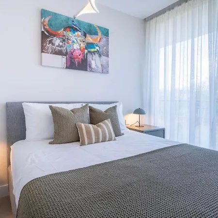 Modern 3-bedroom Luxury With Panoramic Sea Views The Edge, *