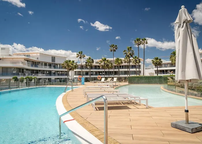 Modern 3-bedroom Luxury With Panoramic Sea Views The Edge, *