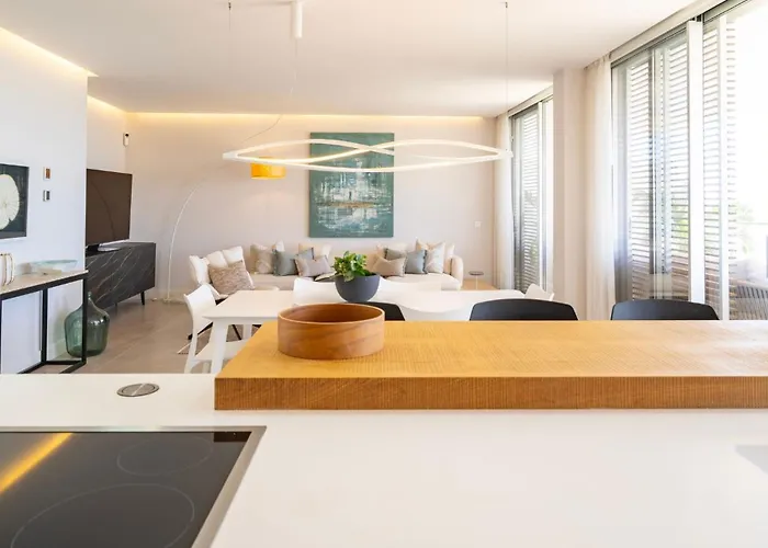 Modern 3-bedroom Luxury With Panoramic Sea Views The Edge, 아파트 에스테포나