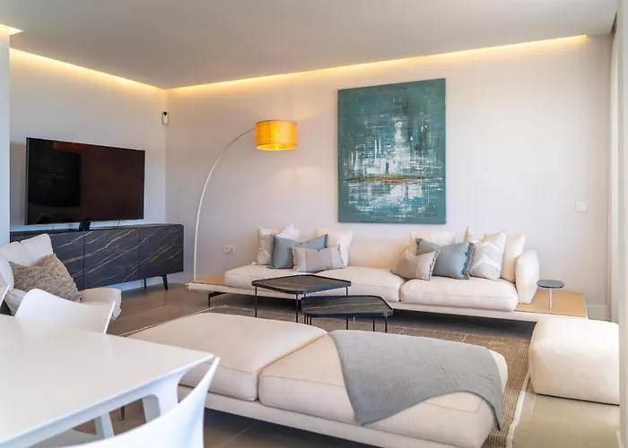 Modern 3-bedroom Luxury With Panoramic Sea Views The Edge, דירה