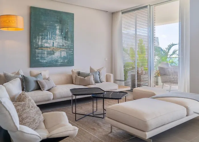 Modern 3-bedroom Luxury With Panoramic Sea Views The Edge, דירה